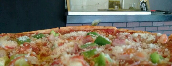 Nuclear Pizza is one of Donde La Vida No Vale Nada.