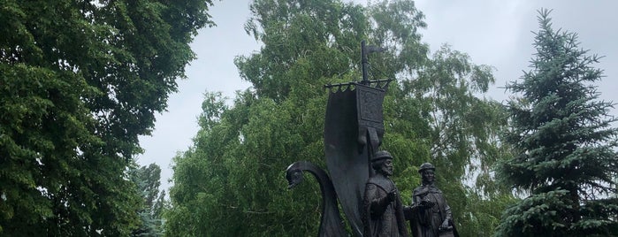 Памятник православным покровителям семьи, верности и брака Петру и Февронии is one of Достопримечательности Самары.