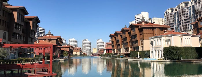 Bosphorus City is one of สถานที่ที่ Enes ถูกใจ.