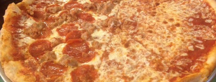 Alberto's Pizza is one of Lugares favoritos de Ken.