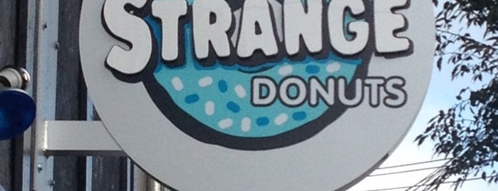 Strange Donuts is one of Laura'nın Kaydettiği Mekanlar.