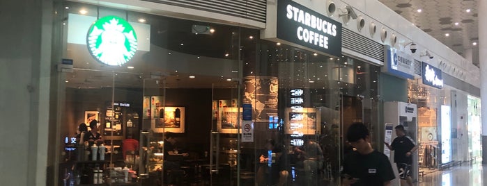 Starbucks is one of สถานที่ที่ Scooter ถูกใจ.