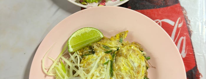 ล้านผัดไทท่าแพ is one of Chiang mai foodies.