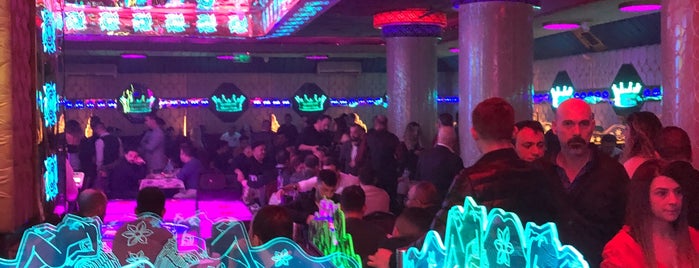 Yalıkent night club is one of Orte, die qbi✔ gefallen.
