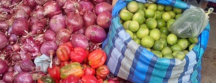 Mercado Huancaro is one of Tempat yang Disukai Carlos.