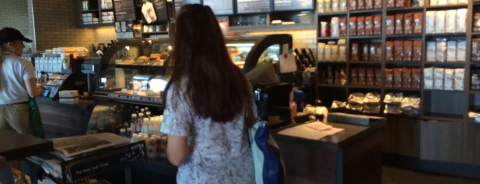 Starbucks is one of Orte, die Marjorie gefallen.