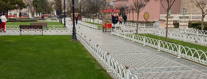 Mehmet Akif Ersoy Park is one of Locais curtidos por Gül.