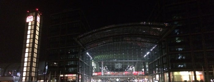 Berlin Hauptbahnhof is one of Lugares favoritos de Julia.