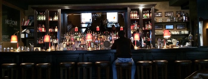 Franky Bar is one of Tempat yang Disukai Julia.