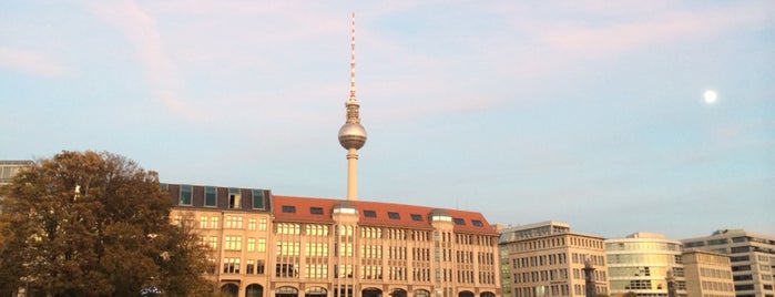 Berlin City Boat Tours is one of Tempat yang Disukai Julia.