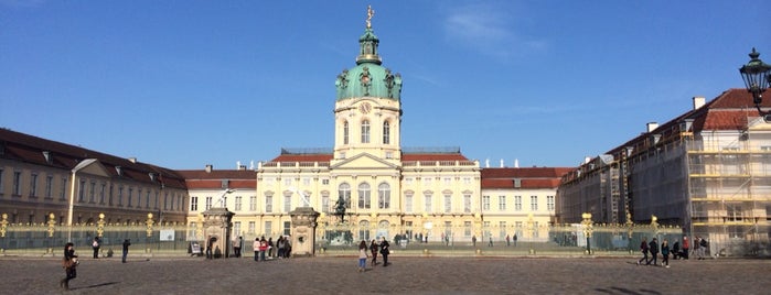 Schloss Charlottenburg is one of สถานที่ที่ Julia ถูกใจ.
