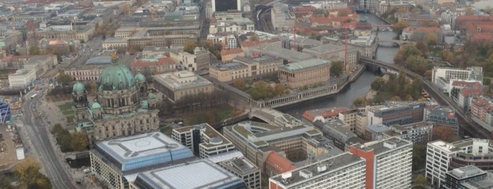 Berliner Fernsehturm is one of Orte, die Julia gefallen.