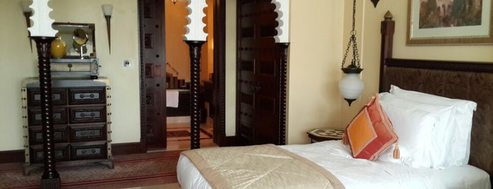 Al Qasr Hotel is one of Lugares favoritos de Sam.
