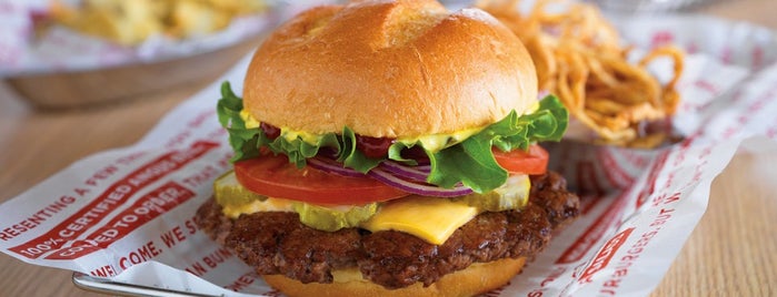 Smashburger is one of Locais curtidos por Matthew.