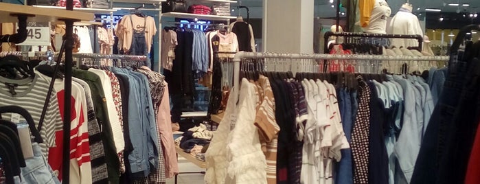 Forever 21 is one of Alicia : понравившиеся места.