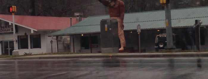 25-ft. tall Indian is one of Roadside Men of the US.