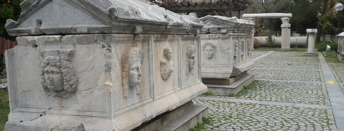 Arkeoloji Müzesi is one of Gidilmemesi Gereken Yerler.