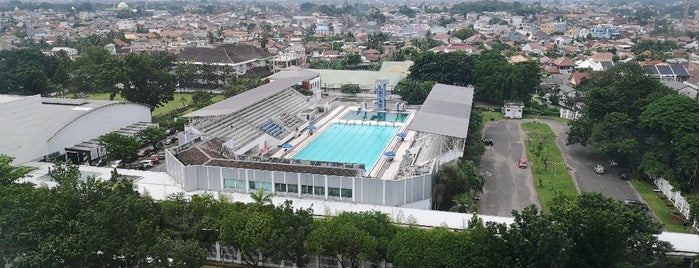 Swimming Pool Hotel The Aryaduta Palembang is one of Tempat yang Disukai Pinky.