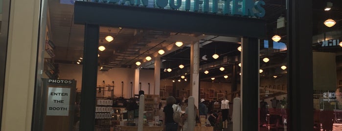 Urban Outfitters is one of Lynnさんのお気に入りスポット.