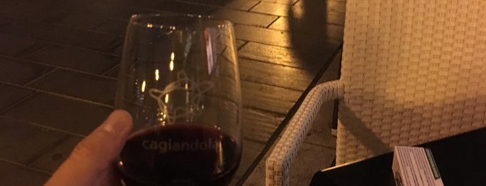 Cagiandola coffee & wine is one of Ico'nun Beğendiği Mekanlar.