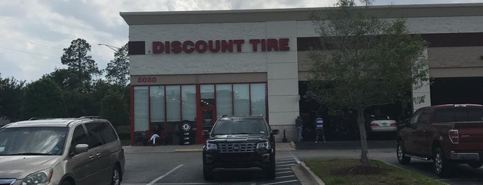 Discount Tire is one of Lugares favoritos de Matt.
