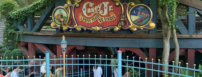 Casey Jr. - le Petit Train du Cirque is one of Disneyland Paris Attractions.
