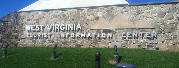 West Virginia Tourist Information Center is one of Lugares favoritos de Lizzie.