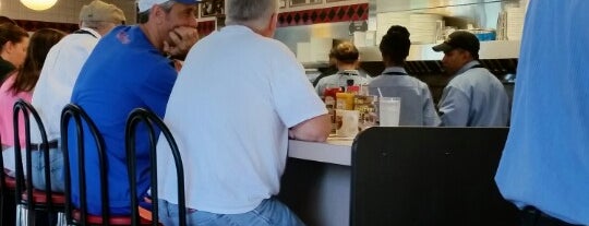 Waffle House is one of Lugares favoritos de Bob.