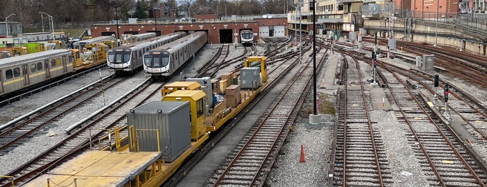 Davisville Subway Station is one of restaurants.