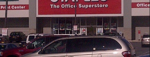 Staples is one of Orte, die Ashley gefallen.