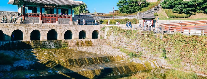 Hwahongmun (the North Floodgate) is one of 수원시의 이곳저곳.