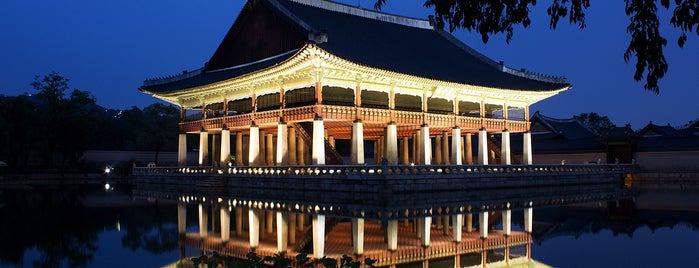 Palazzo Gyeongbokgung is one of Top Experiences in Seoul.