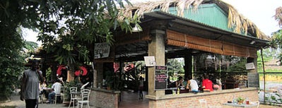 Chez Xuân Restaurant Garden Bar & Grill is one of ハノイガイド 洋食レストラン.