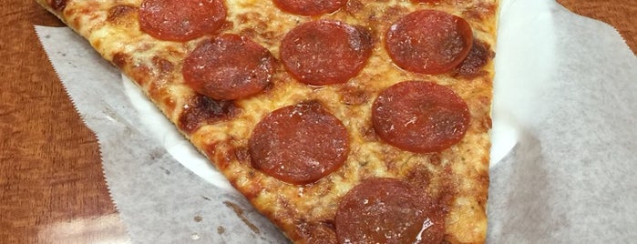 Koronet Pizza is one of Josh'un Beğendiği Mekanlar.