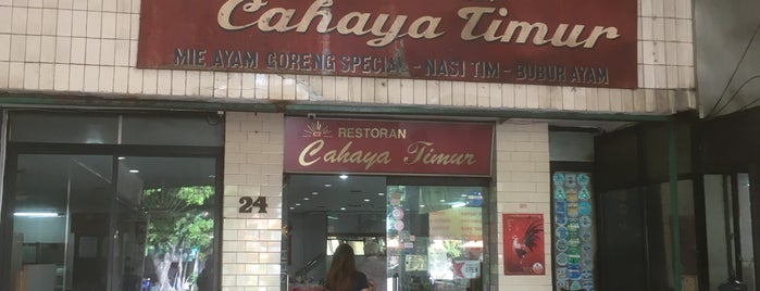 Restoran Cahaya timur is one of Lugares favoritos de Dhyani.