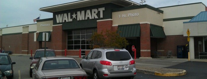 Walmart Supercenter is one of Tempat yang Disukai Shyloh.