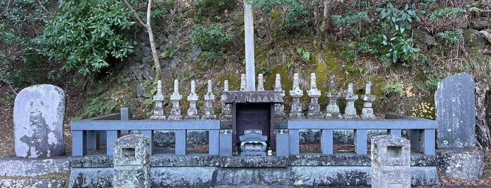 Grave of 13 vassals of Minamoto-no-Yoriie is one of 伊豆.