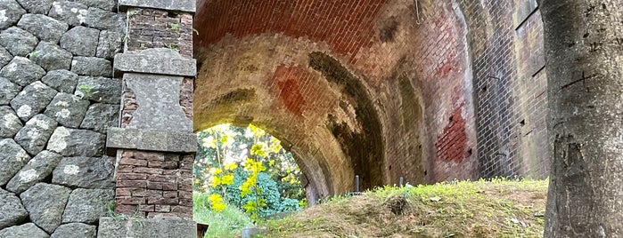 レンガ造りのトンネル (旧陸軍弾薬庫隧道) is one of 軍事遺構.
