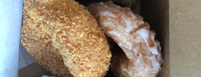 Country Style Doughnuts is one of Locais curtidos por Michael.