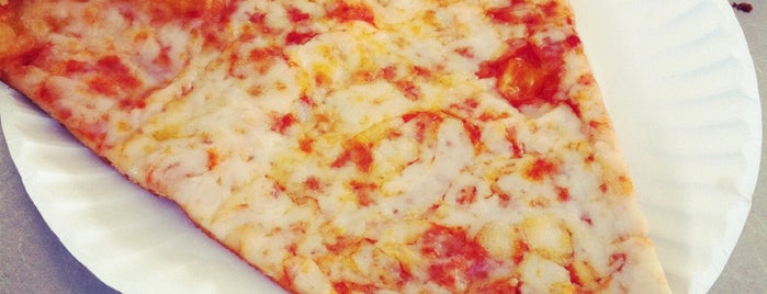 Sacco Pizza is one of Lugares favoritos de Michael.