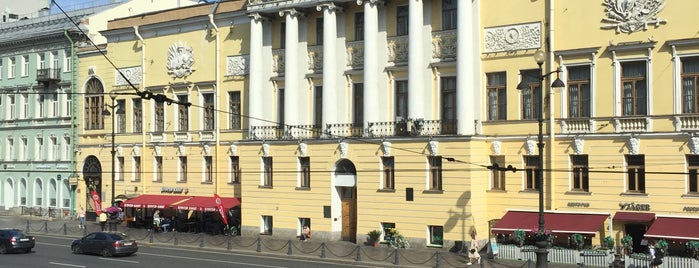Cafe Vienna is one of Туда.