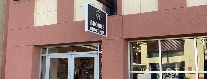 Brooks Brothers Outlet is one of Lugares favoritos de Emre.