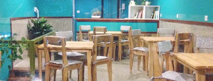 Chenar Café | کافه چنار is one of สถานที่ที่บันทึกไว้ของ Nora.