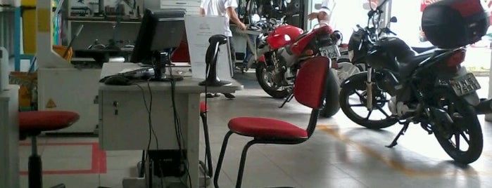 Br-moto (Honda) is one of Lugares favoritos de Alberto Luthianne.
