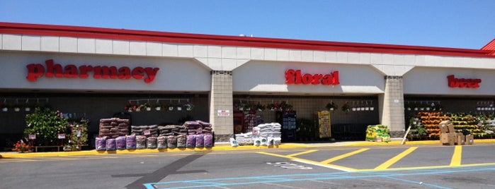 Weis Markets is one of Georgeさんのお気に入りスポット.