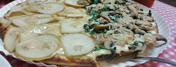 La Pizza di Luciano is one of Locais curtidos por Montse.