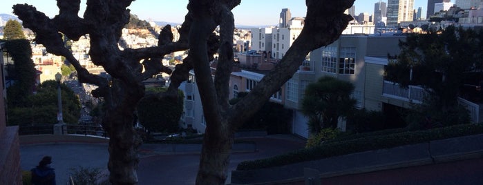 Lombard Street is one of LUGARES QUE VISITEI SEM MOBILE.