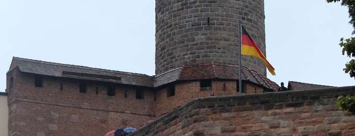 Castillo de Núremberg is one of LUGARES QUE VISITEI SEM MOBILE.