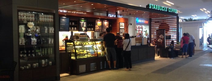 Starbucks is one of สถานที่ที่ Axel ถูกใจ.