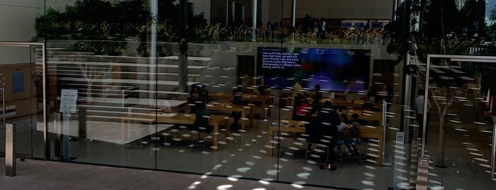 Apple Fashion Square is one of Colin : понравившиеся места.